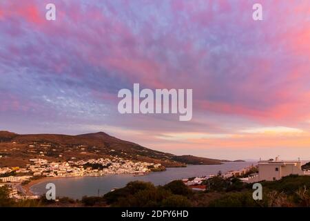 Coucher de soleil sur la baie de la station de Batsi on L'île grecque cycladique d'Andros Banque D'Images