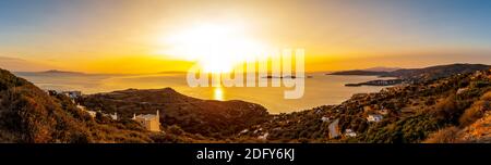 Panorama du coucher de soleil sur la baie de la station de Batsi sur l'île grecque des Cyclades d'Andros Banque D'Images