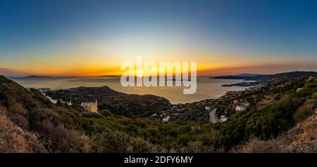 Panorama du coucher de soleil sur la baie de la station de Batsi sur l'île grecque des Cyclades d'Andros Banque D'Images