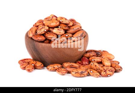 Haricots dans un bol en bois, isolés sur fond blanc. Banque D'Images
