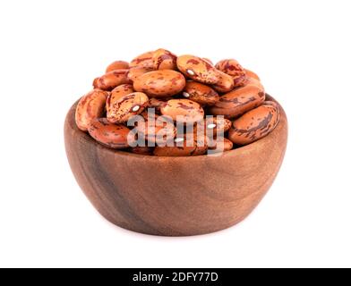 Haricots dans un bol en bois, isolés sur fond blanc. Banque D'Images