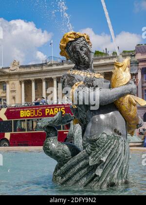 Le bus à double pont passe derrière la fontaine des rivières de la place de la Concorde à Paris, en France Banque D'Images