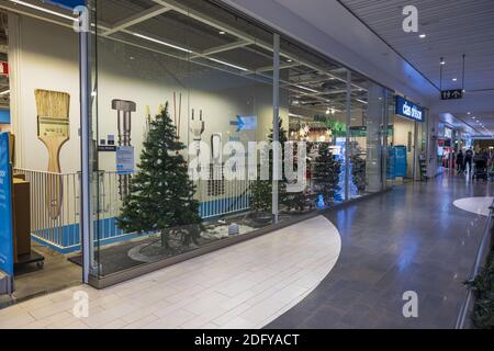 Belle vue de la décoration de Noël de la fenêtre de magasin dans le grand centre commercial. Europe. Suède. Uppsala. Banque D'Images