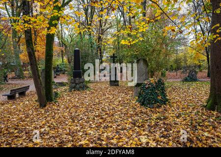 Vue sur le célèbre cimetière du Nord de Munich, Allemagne avec des pierres tombales historiques. Les funérailles n'ont pas eu lieu ici depuis 1944. Au lieu de cela, le cimetière est Banque D'Images