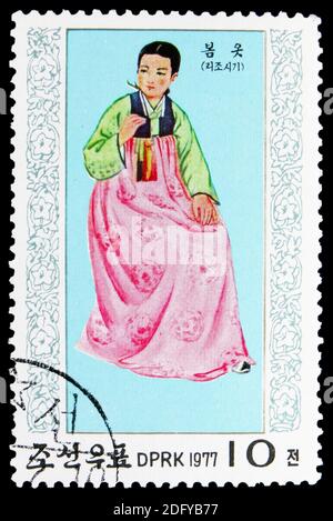 MOSCOU, RUSSIE - 16 SEPTEMBRE 2020 : timbre-poste imprimé en Corée du Nord montre Costume pour le printemps, costumes série, vers 1977 Banque D'Images