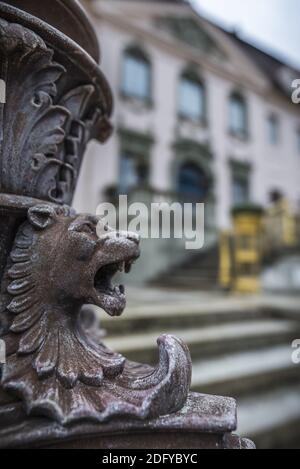 Détail artistique devant le château de Branitz, il montre la tête d'un lion. Banque D'Images