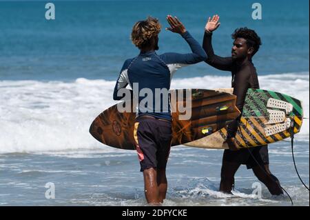 VARKALA, INDE - 14 mars 2020 : deux surfeurs Hifis et marche vers l'océan Banque D'Images
