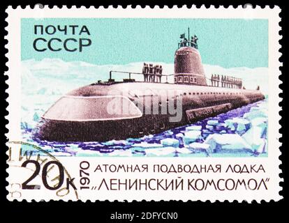 MOSCOU, RUSSIE - 28 AOÛT 2020: Timbre-poste imprimé en URSS (Russie) montre le sous-marin atomique "Leninsky Komsomol", navires de guerre de la série de la marine soviétique Banque D'Images