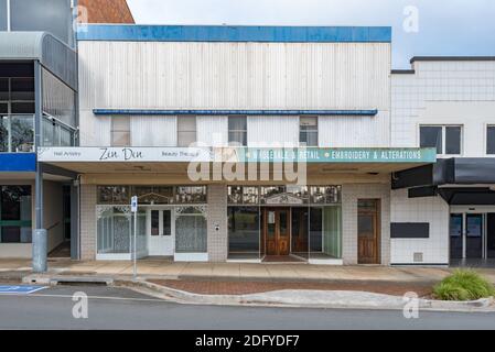 Deux magasins vacants à côté d'une ancienne succursale de la Commonwealth Bank dans la rue principale de Wingham, dans la région de Nouvelle-Galles du Sud, en Australie Banque D'Images