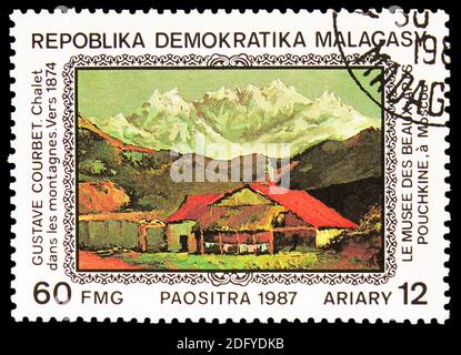 MOSCOU, RUSSIE - 28 AOÛT 2020: Timbre-poste imprimé à Madagascar montre Gustave Courbet : Chalet dans les montagnes (1874), peintures de Pouchkine-M. Banque D'Images