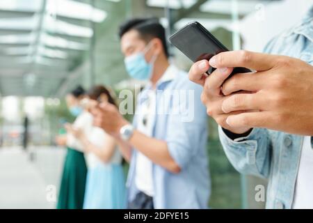 Envoyer des SMS aux jeunes Banque D'Images