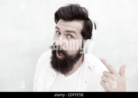 Casque sans fil moderne. Pistes de musique de danse électroniques. Musique instrumentale. Casque homme barbu. Profitez de chaque note. Technologie d'annulation active du bruit. Casque stéréo Hipster pour écouter de la musique. Banque D'Images