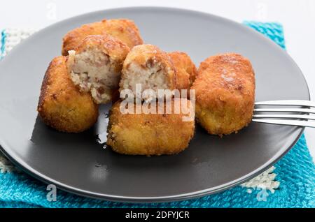 La croquette est une portion de pâte faite avec un mince de divers ingrédients, qui avec le bechamel est enrobé dans l'oeuf et la chapelure, et finale Banque D'Images