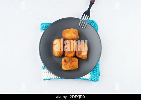 La croquette est une portion de pâte faite avec un mince de divers ingrédients, qui avec le bechamel est enrobé dans l'oeuf et la chapelure, et finale Banque D'Images