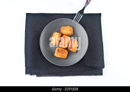 La croquette est une portion de pâte faite avec un mince de divers ingrédients, qui avec le bechamel est enrobé dans l'oeuf et la chapelure, et finale Banque D'Images