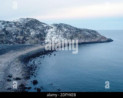 Incroyable plage de galets noirs de la côte de la mer de Barents près de Teriberka. Hiver sur la péninsule de Kola, Oblast de Mourmansk, Russie. Banque D'Images