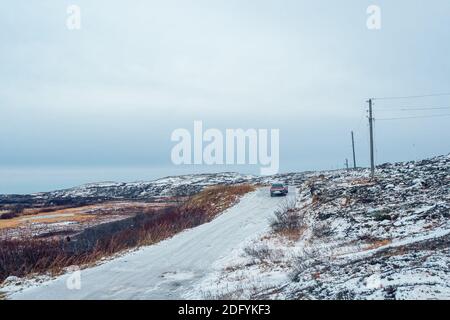 Teriberka d'hiver. Chaussée glissante de l'Arctique à travers les collines. Banque D'Images