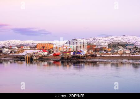 Demi-tons roses doux d'un village arctique sur la rive de la mer de Barents. Vue imprenable sur Teriberka en hiver. Russie. Banque D'Images