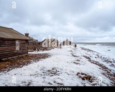 Authentique village de pêche sur les rives de la mer Blanche. Péninsule de Kola. Russie. Banque D'Images