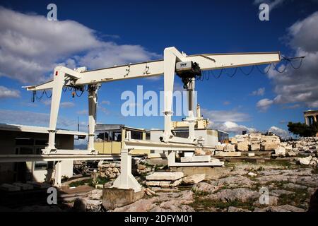 Grue utilisée pour transférer de lourdes pièces de marbre pour la restauration du Parthénon sur l'Acropole athénienne, Grèce, février 5 2020. Banque D'Images