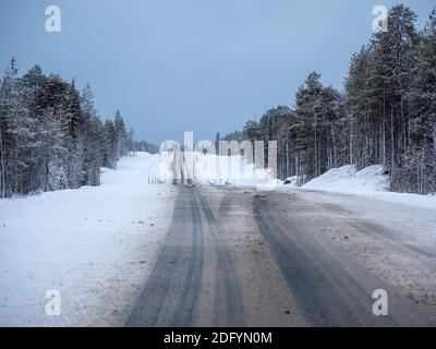 L'Arctique neige route d'hiver droite à travers les collines Banque D'Images