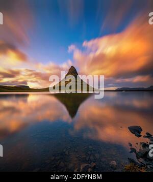 Coucher de soleil sur la montagne de Kirkjufell avec réflexion dans un lac voisin en Islande Banque D'Images
