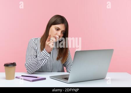 Faites attention ! Femme bossy employée de bureau en chemise rayée regardant l'écran d'ordinateur portable et le doigt d'avertissement, donnant des conseils sur la vidéoconférence, conférence en ligne. Po Banque D'Images