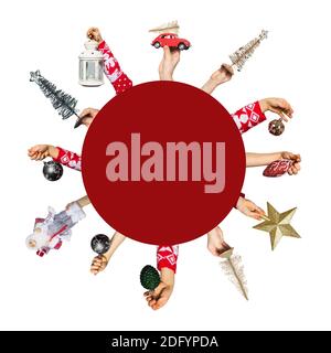Jouets de Noël dans les mains sur le blanc Banque D'Images
