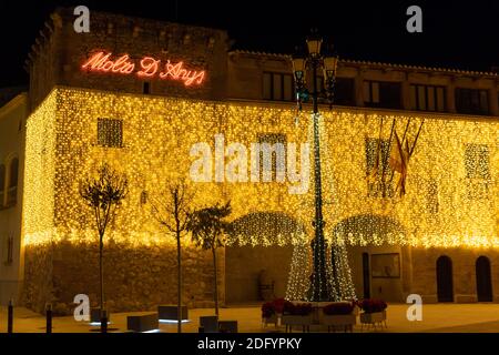 Campos, Espagne; décembre 2020: Façade de l'Hôtel de ville de la ville Majorcan de Campos décorée de lumières à DEL jaunes pour les vacances de Noël Banque D'Images