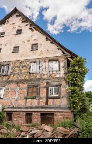 Façade d'une ancienne maison à colombages abandonnée Banque D'Images