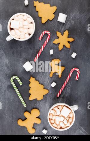 Boisson de Noël. Deux tasses de chocolat chaud avec du guimmellow et du pain d'épice. Vue de dessus Banque D'Images