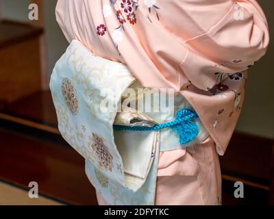 Un kimono rose de derrière à Matsumoto, au japon Banque D'Images