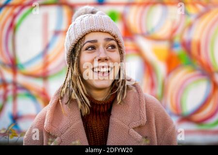 Jeune femme ludique avec des cheveux tressés à l'extérieur Banque D'Images