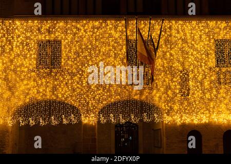 Campos, Espagne; décembre 2020: Façade de l'Hôtel de ville de la ville Majorcan de Campos décorée de lumières à DEL jaunes pour les vacances de Noël Banque D'Images