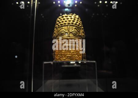 Bucarest, Roumanie - 11 avril 2012 : le casque d'or de Cotofenesti, un casque géodésien, dans le Musée national d'histoire roumain. Banque D'Images