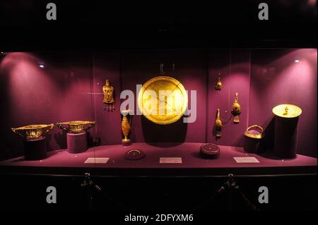 Bucarest, Roumanie - 11 avril 2012 : le Trésor de Pietroasele surnommé le Hen de Hatching avec des poussins d'or à l'intérieur du Musée national d'histoire roumain. Banque D'Images