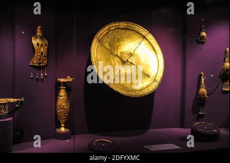 Bucarest, Roumanie - 11 avril 2012 : le Trésor de Pietroasele surnommé le Hen de Hatching avec des poussins d'or à l'intérieur du Musée national d'histoire roumain. Banque D'Images