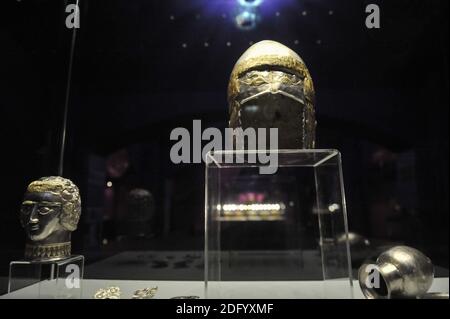Bucarest, Roumanie - 11 avril 2012 : casque argent et or Geto-dacian au Musée d'histoire nationale roumain. Banque D'Images