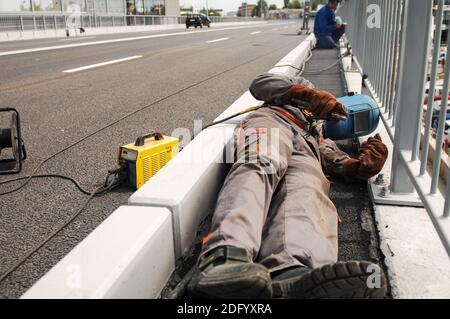 Bucarest, Roumanie - 11 avril 2012 : soudeur travaillant sur le site de construction d'un pont. Banque D'Images