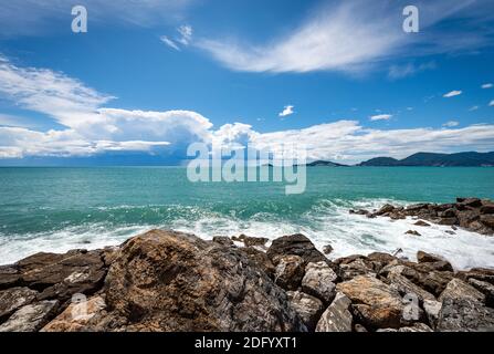 Magnifique paysage marin dans le golfe de la Spezia, Mer méditerranée, village de Tellaro, Ligurie, Italie, Europe. Banque D'Images