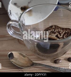 Vue latérale d'une tasse à café vide avec des taches de café sur le fond et une tasse à café sale vide après avoir fini de boire. Une tasse sale et un turc sur un Banque D'Images