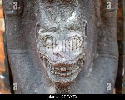 Une statue en pierre d'une divinité semblable à un démon sur le mur d'un temple au temple de Preah Ko, Angkor Wat, Cambodge Banque D'Images