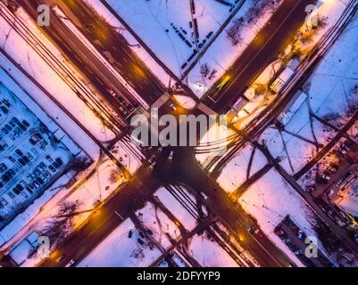 Vue aérienne sur la drone au coucher du soleil d'hiver. Carrefour des allées dans le quartier résidentiel Banque D'Images