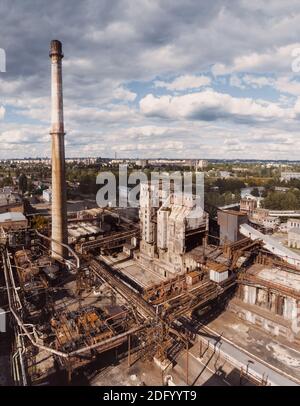 Tir de drone aérien d'une zone industrielle de charbon de coke ancienne avec cheminée de fumée. Concept de pollution de l'air. Banque D'Images