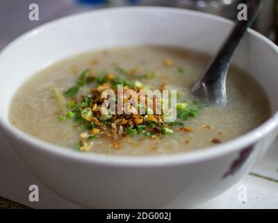 Un bol de porridge de porc et de riz de style cambodgien dans le marché alimentaire central de la rue à Phnom Penh, au Cambodge Banque D'Images