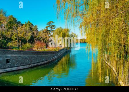 Vue incroyable sur le lac Beihai. Superbe paysage d'automne dans le parc Beihai. Asie, Chine, Pékin. Jour ensoleillé, ciel bleu clair. Banque D'Images