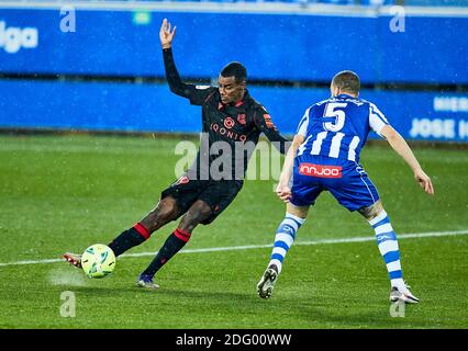 Alexandre Isak de Real Sociedad et Victor Laguardia de Deportivo Alaves pendant le championnat d'Espagne la Liga football matc / LM Banque D'Images