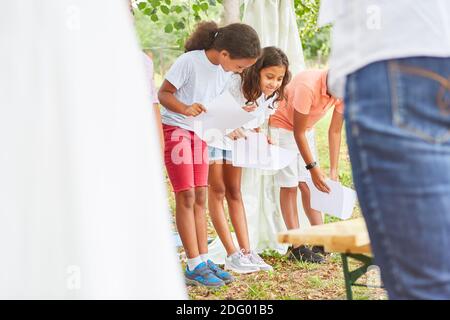 Les enfants s'inclinent après avoir été choeur sur le talent spectacle au camp d'été Banque D'Images