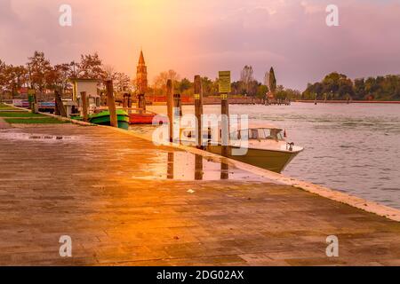 Murano Island, Venise, Italie - 11 novembre 2014 : point de repère de Venise, vue sur l'île de Burano depuis l'arrêt du ferry. Mer, bateaux, tour et maisons loin Banque D'Images