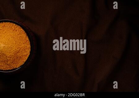 Bol en céramique brun sur fond de texture de tissu brun Banque D'Images